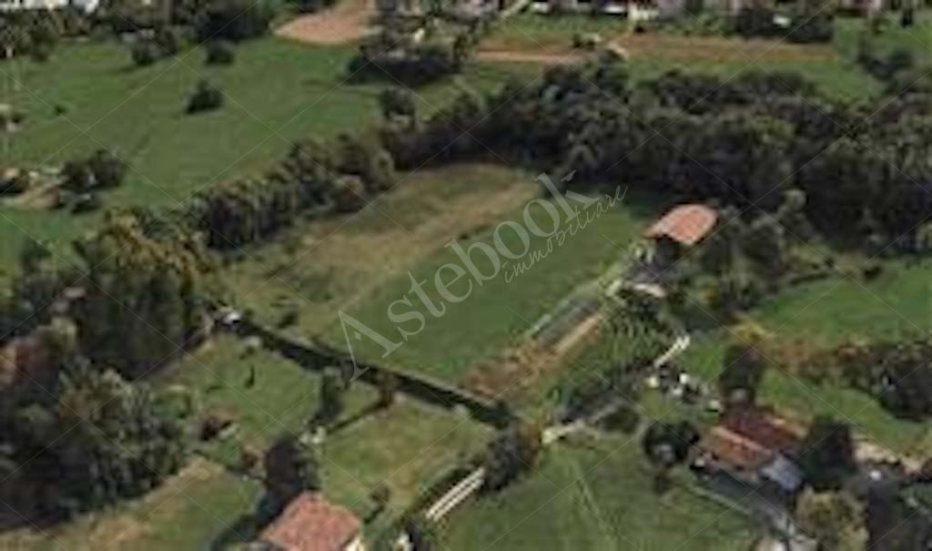 Compendio immobiliare composto da quote di proprietà di immobili residenziali e direzionali, autorimesse e terreni in Albavilla e Orsenigo