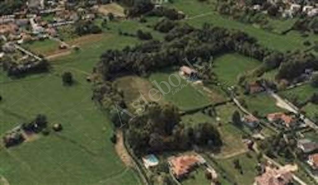 Compendio immobiliare composto da quote di proprietà di immobili residenziali e direzionali, autorimesse e terreni in Albavilla e Orsenigo