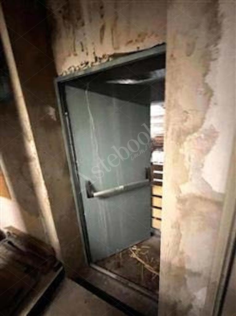 Compendio immobiliare composto da quote di proprietà di immobili residenziali e direzionali, autorimesse e terreni in Albavilla e Orsenigo