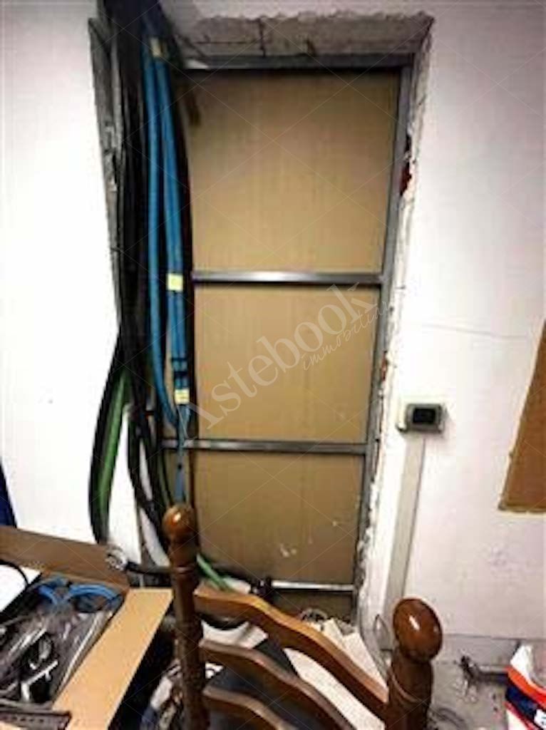 Compendio immobiliare composto da quote di proprietà di immobili residenziali e direzionali, autorimesse e terreni in Albavilla e Orsenigo