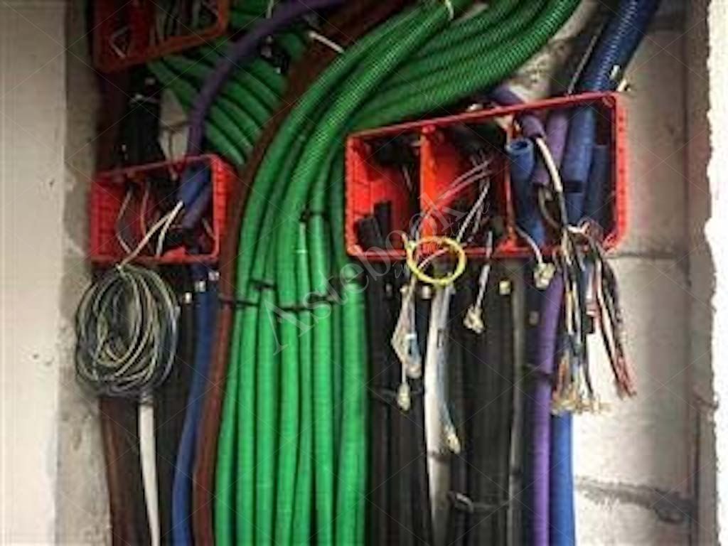 Compendio immobiliare composto da quote di proprietà di immobili residenziali e direzionali, autorimesse e terreni in Albavilla e Orsenigo