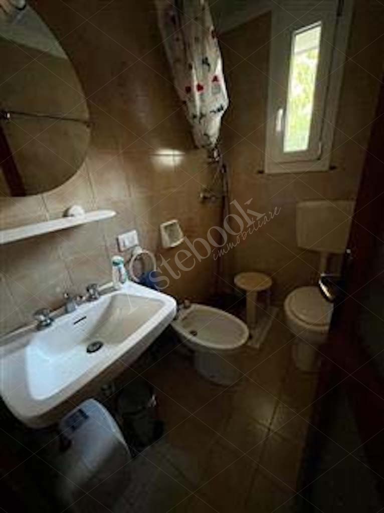 Compendio immobiliare composto da quote di proprietà di immobili residenziali e direzionali, autorimesse e terreni in Albavilla e Orsenigo
