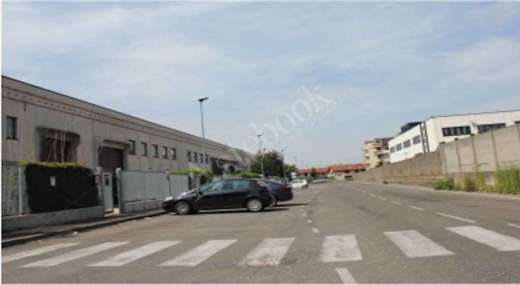 Unit� immobiliare a destinazione laboratorio con area pertinenziale in Boviso Masciago