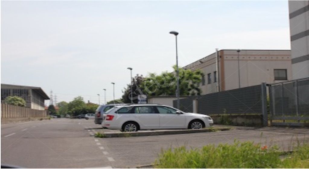 Unit� immobiliare a destinazione laboratorio con area pertinenziale in Boviso Masciago