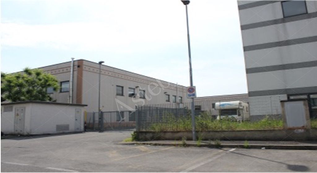 Unit� immobiliare a destinazione laboratorio con area pertinenziale in Boviso Masciago
