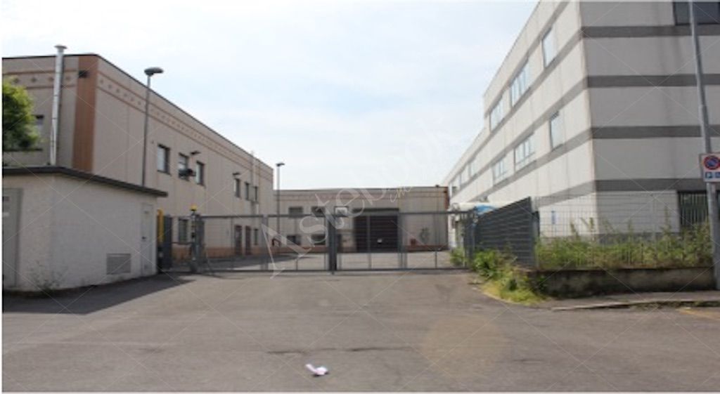 Unit� immobiliare a destinazione laboratorio con area pertinenziale in Boviso Masciago