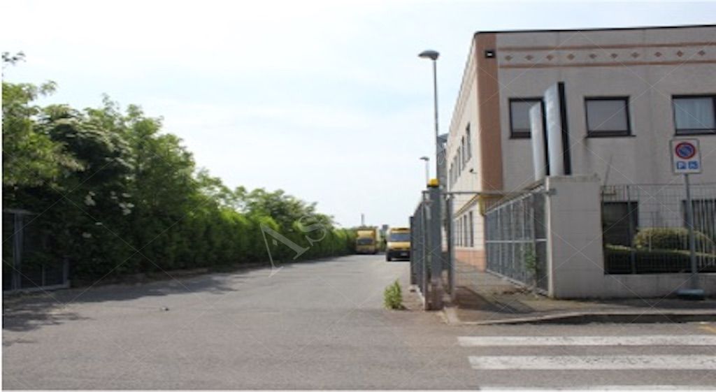 Unit� immobiliare a destinazione laboratorio con area pertinenziale in Boviso Masciago