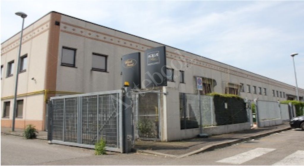 Unit� immobiliare a destinazione laboratorio con area pertinenziale in Boviso Masciago