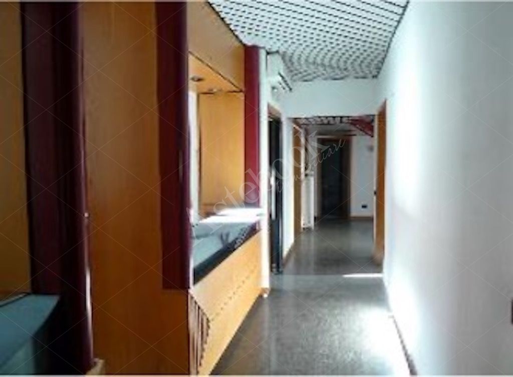 Uffici di rappresentanza al quinto piano nel centro storico di Ancona 