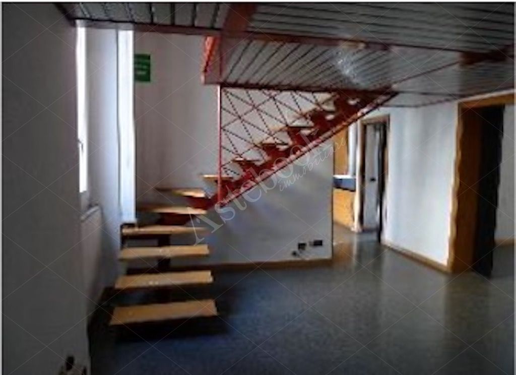 Uffici di rappresentanza al quinto piano nel centro storico di Ancona 