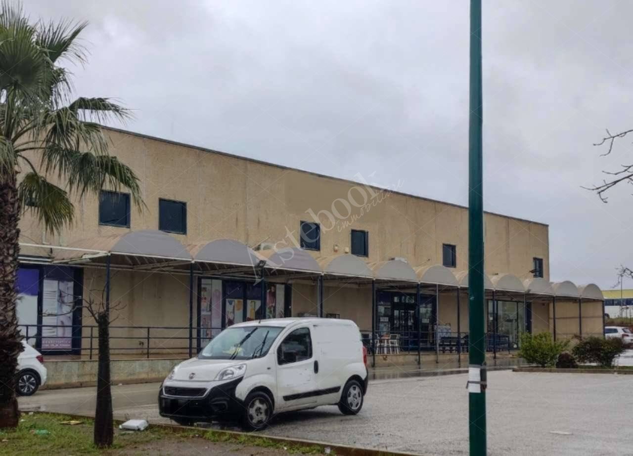 Capannone commerciale con area esterna pertinenziale in Castelvetrano 