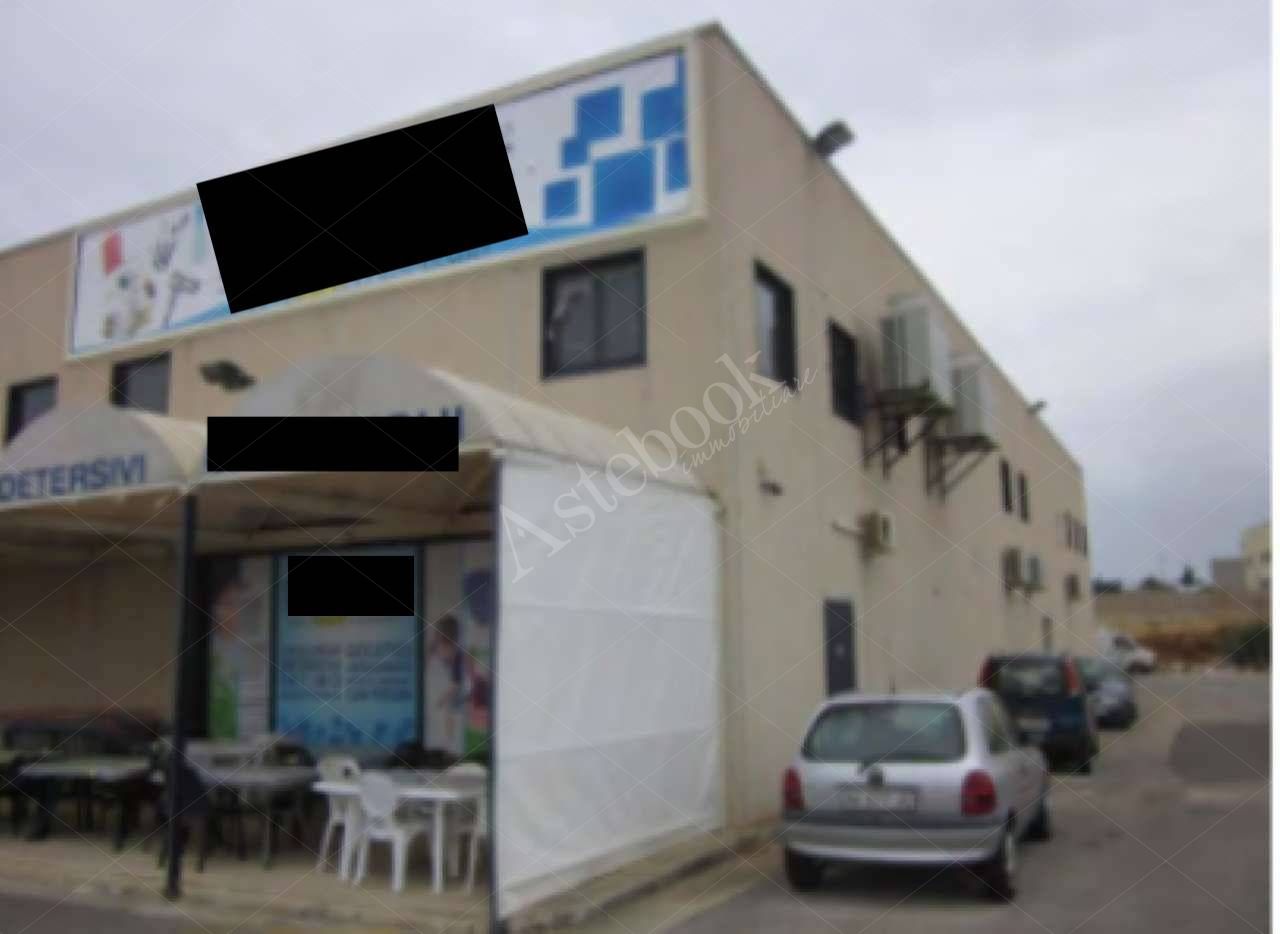 Capannone commerciale con area esterna pertinenziale in Castelvetrano 
