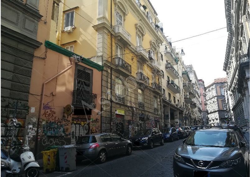 Locale commerciale al piano terra nel centro storico in Napoli