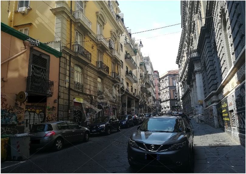 Locale commerciale al piano terra nel centro storico in Napoli