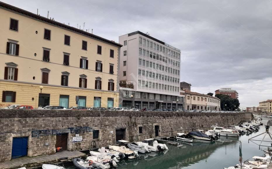 Compendio commerciale con deposito in Livorno 