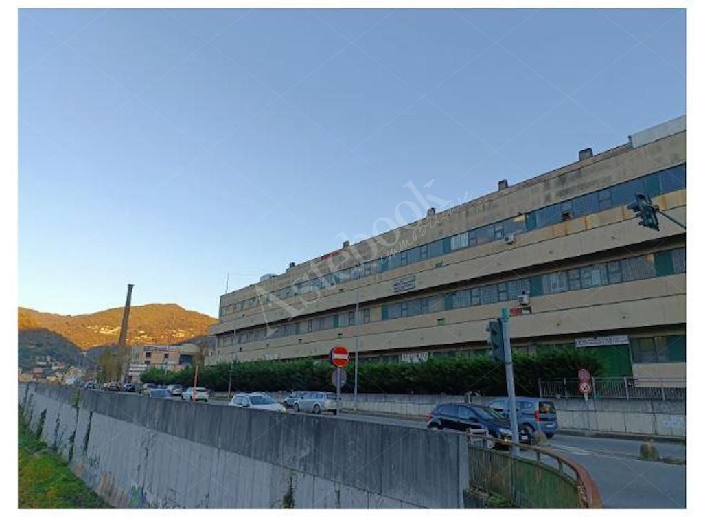 Immobile a destinazione industriale - produttiva con uffici e deposito in Genova