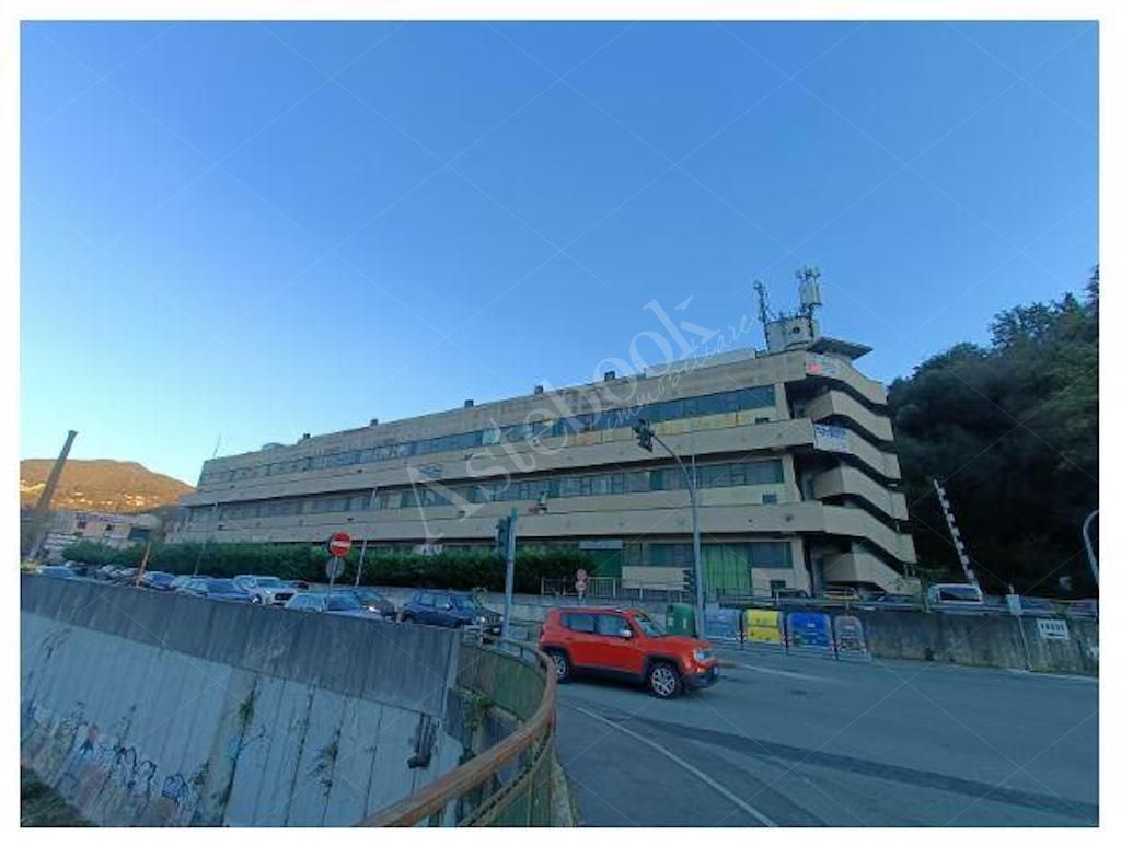 Immobile a destinazione industriale - produttiva con uffici e deposito in Genova