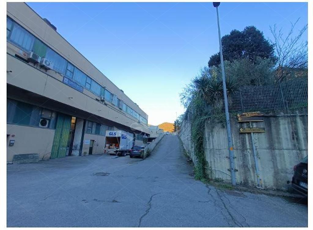 Immobile a destinazione industriale - produttiva con uffici e deposito in Genova