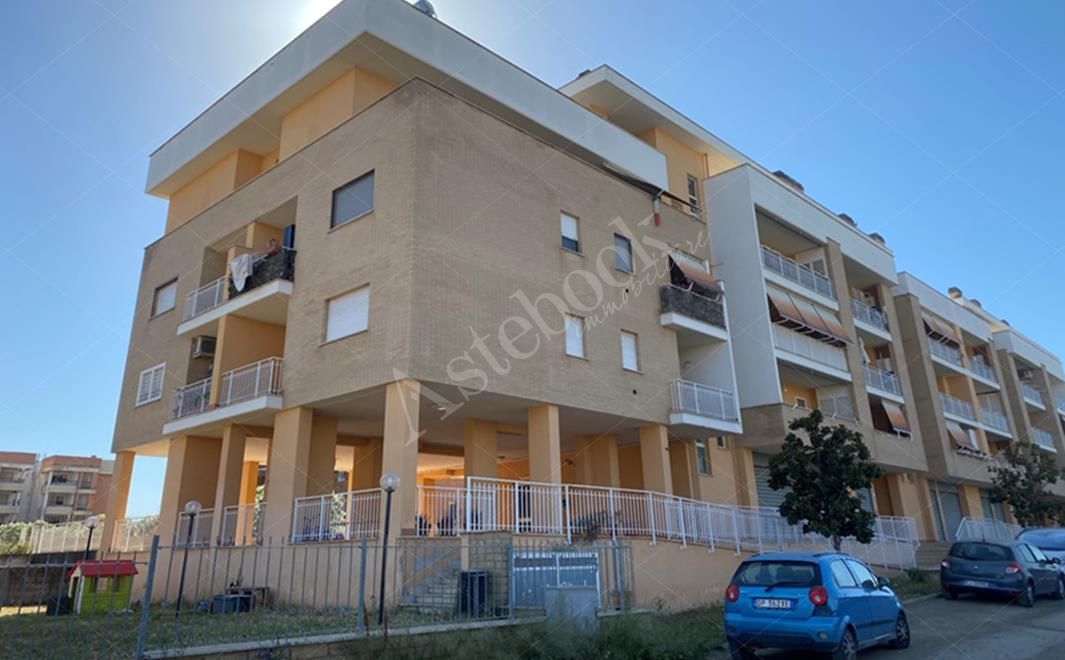 Appartamento di 86 mq al primo piano con posto auto coperto e cantina in Roma