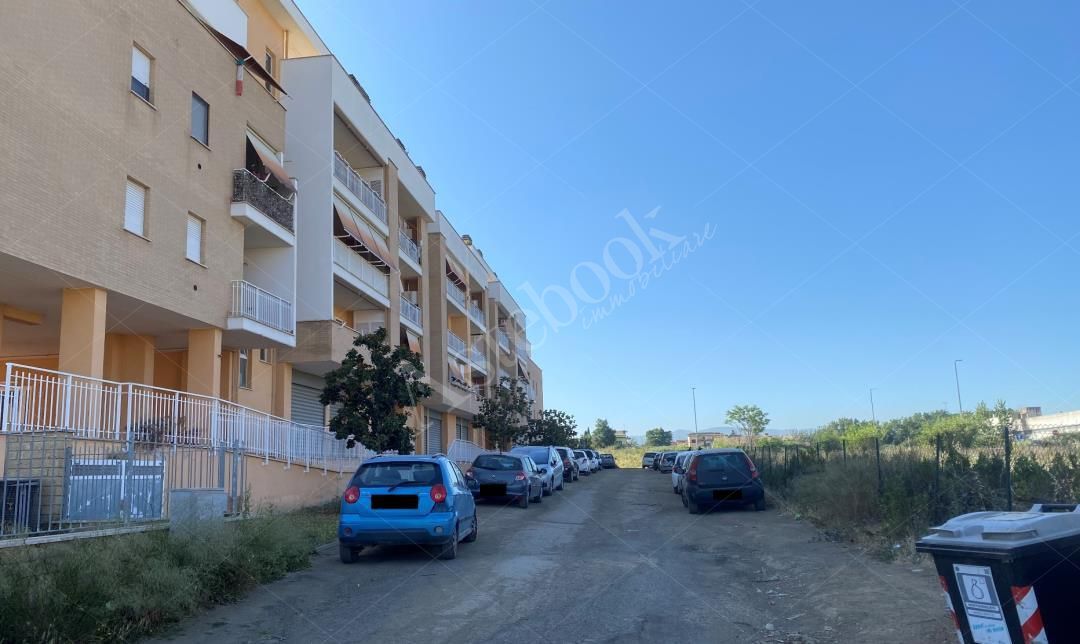 Appartamento di 86 mq al primo piano con posto auto coperto e cantina in Roma
