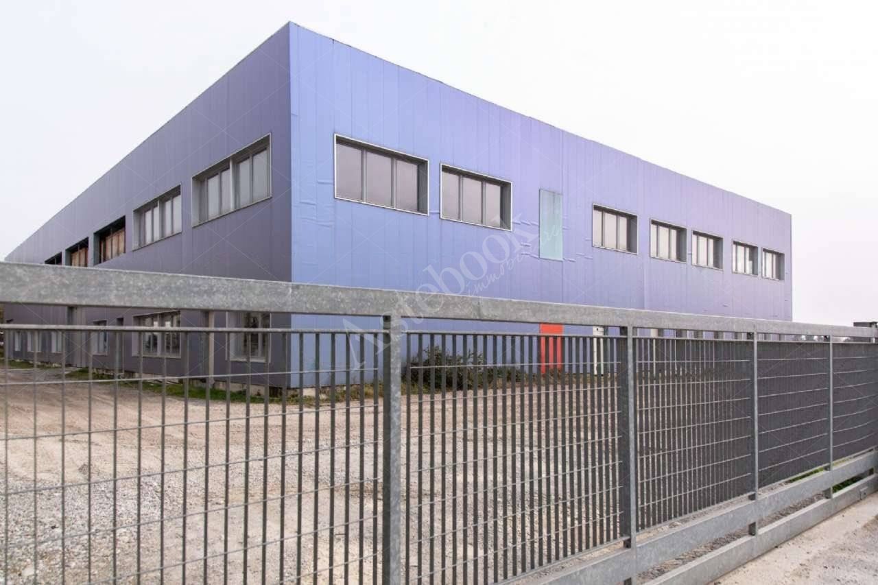 Capannone industriale di ampia metratura su due livelli in Medolago