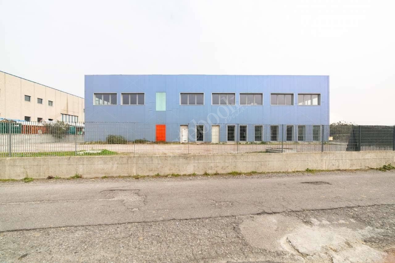 Capannone industriale di ampia metratura su due livelli in Medolago