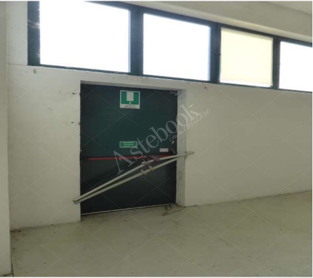 Capannone industriale con laboratorio e area esterna esclusiva in Cavour