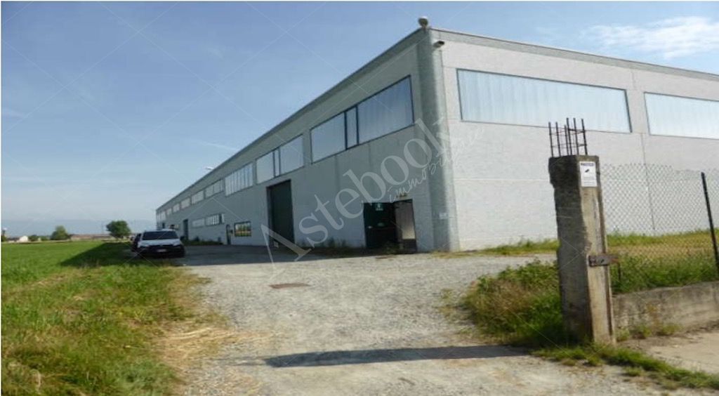 Capannone industriale con laboratorio e area esterna esclusiva in Cavour