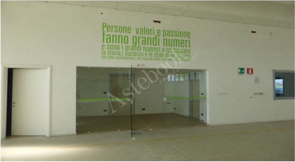 Capannone industriale con laboratorio e area esterna esclusiva in Cavour