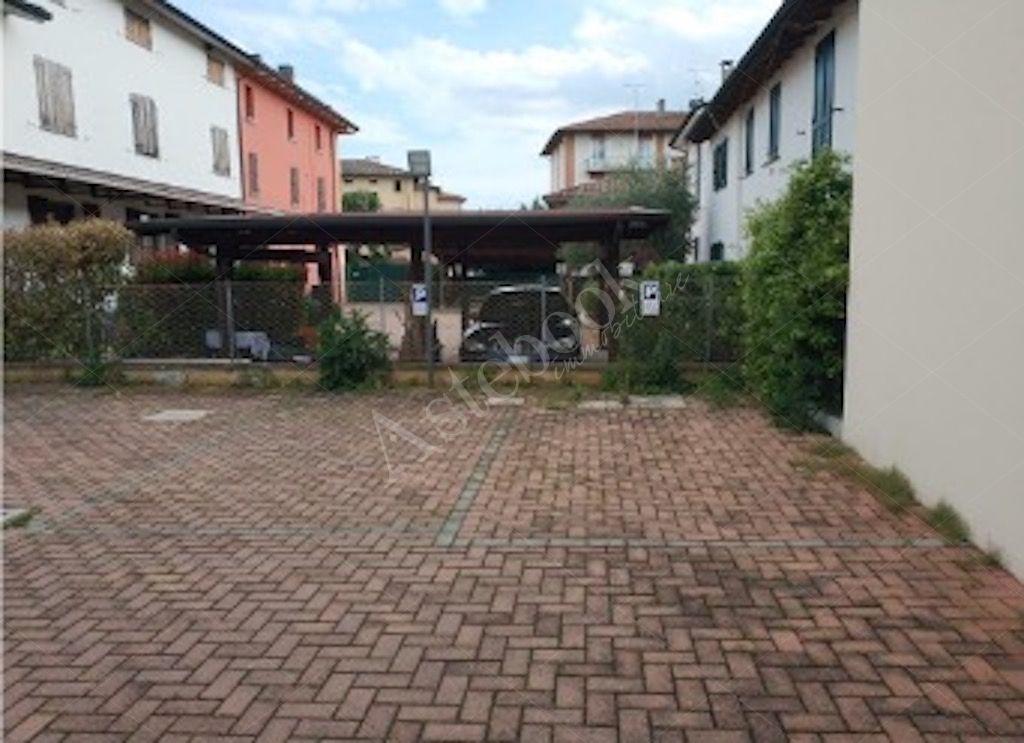 Ufficio al secondo piano con cantina e due posti auto in Molinella
