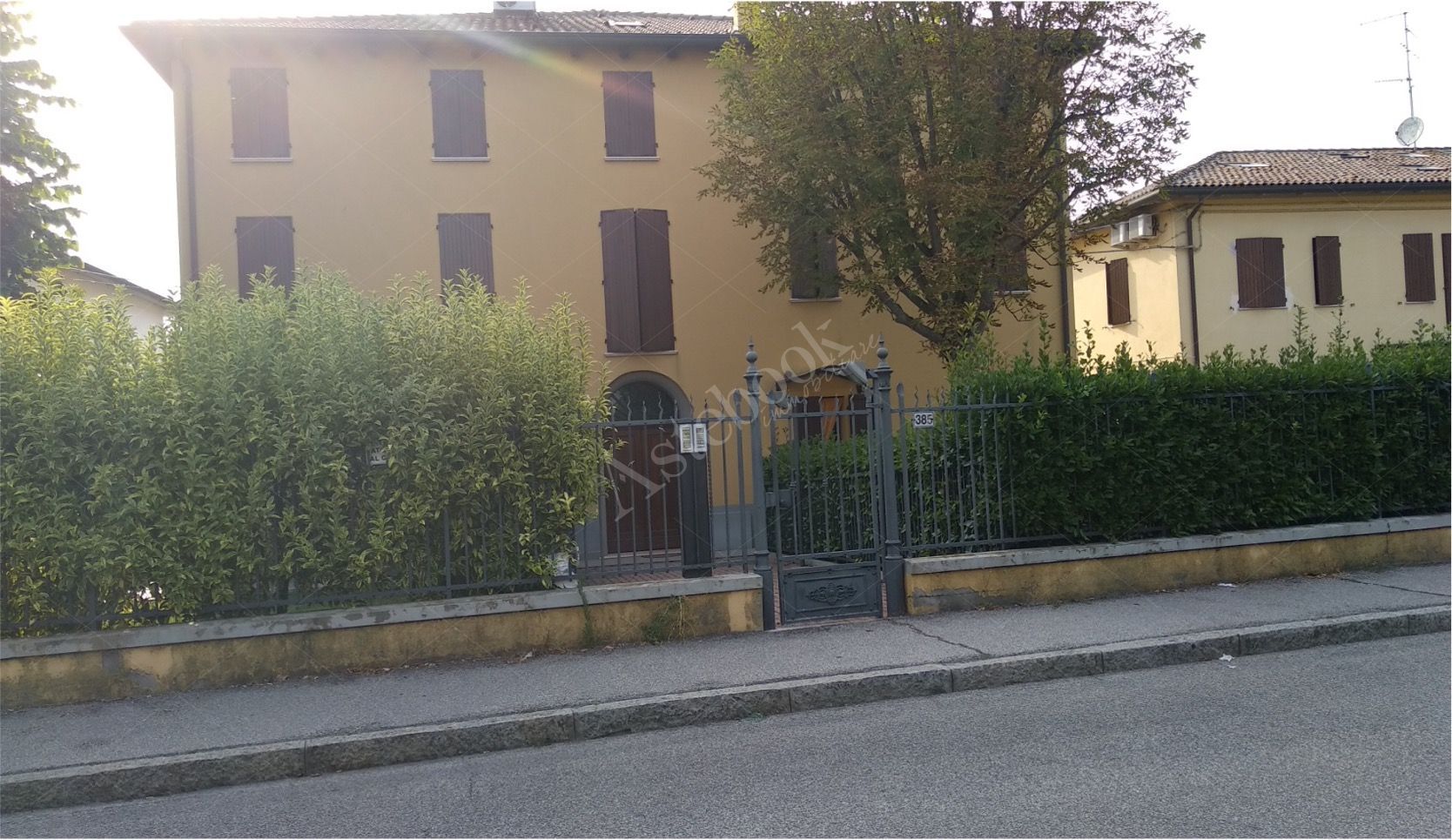 Ufficio al secondo piano con cantina e due posti auto in Molinella