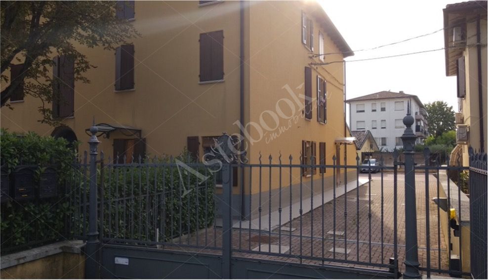 Ufficio al secondo piano con cantina e due posti auto in Molinella