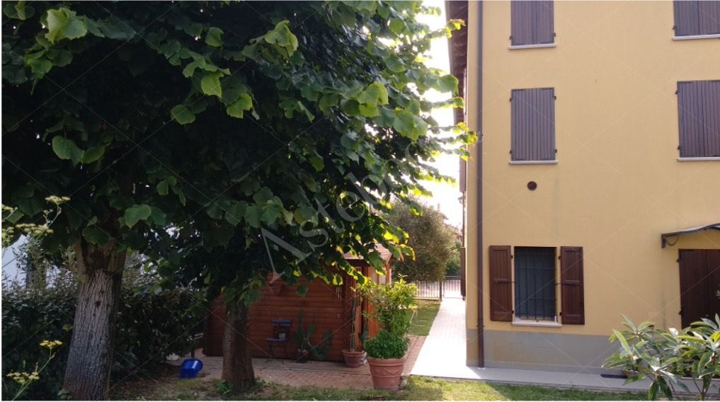 Ufficio al secondo piano con cantina e due posti auto in Molinella