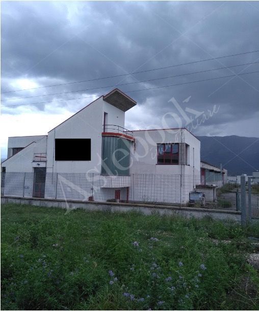 Capannone industriale indipendente con uffici e ampia area esterna in L'Aquila