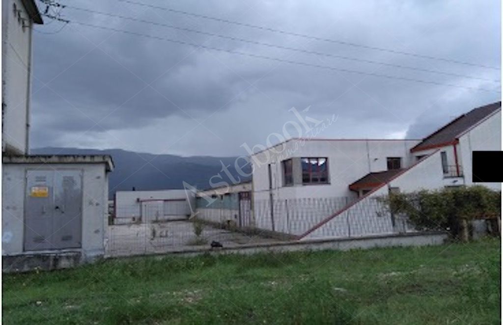 Capannone industriale indipendente con uffici e ampia area esterna in L'Aquila
