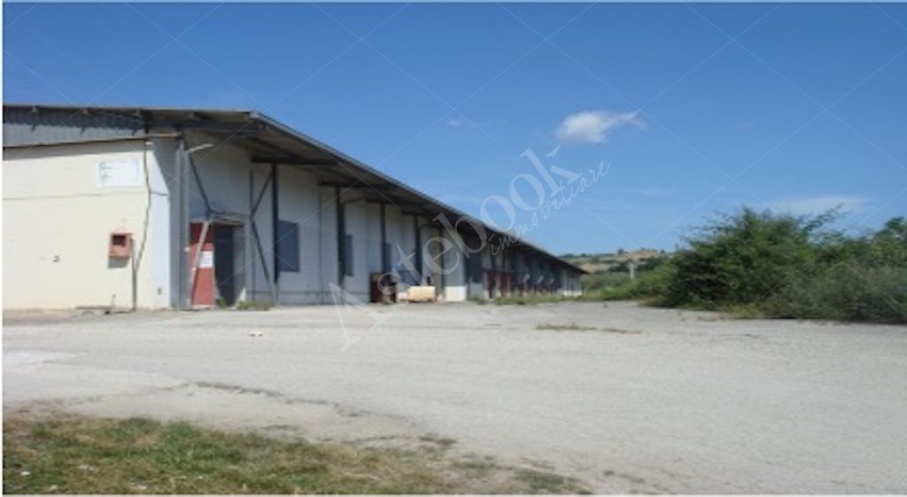 Capannone industriale con area produttiva e uffici in Lanciano