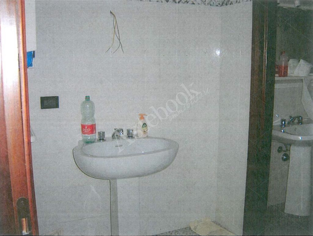 Capannone artigianale con uffici, corte esterna e terreno in Colonnella