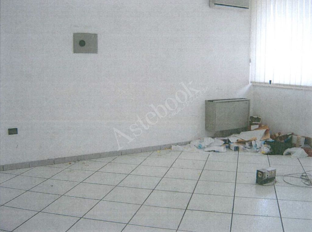 Capannone artigianale con uffici, corte esterna e terreno in Colonnella