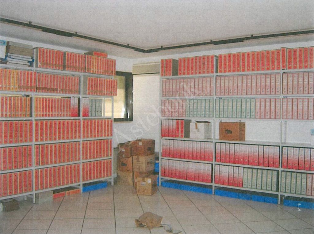 Capannone artigianale con uffici, corte esterna e terreno in Colonnella