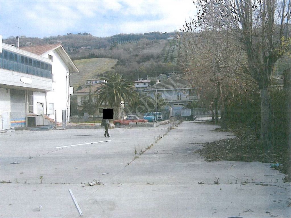 Capannone artigianale con uffici, corte esterna e terreno in Colonnella