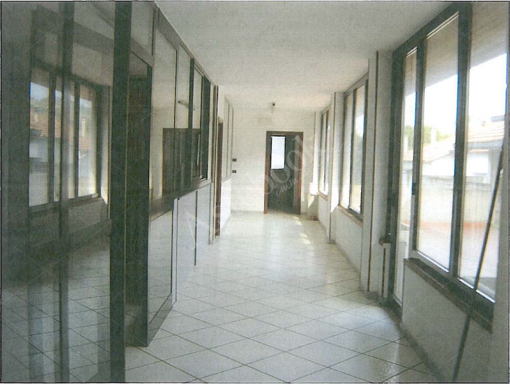 Capannone artigianale con uffici, corte esterna e terreno in Colonnella