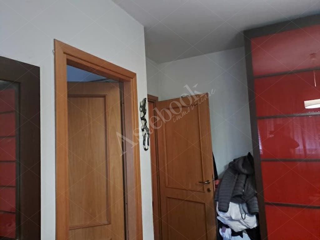 Appartamento di 78 mq al secondo piano con box e posto auto in Roma