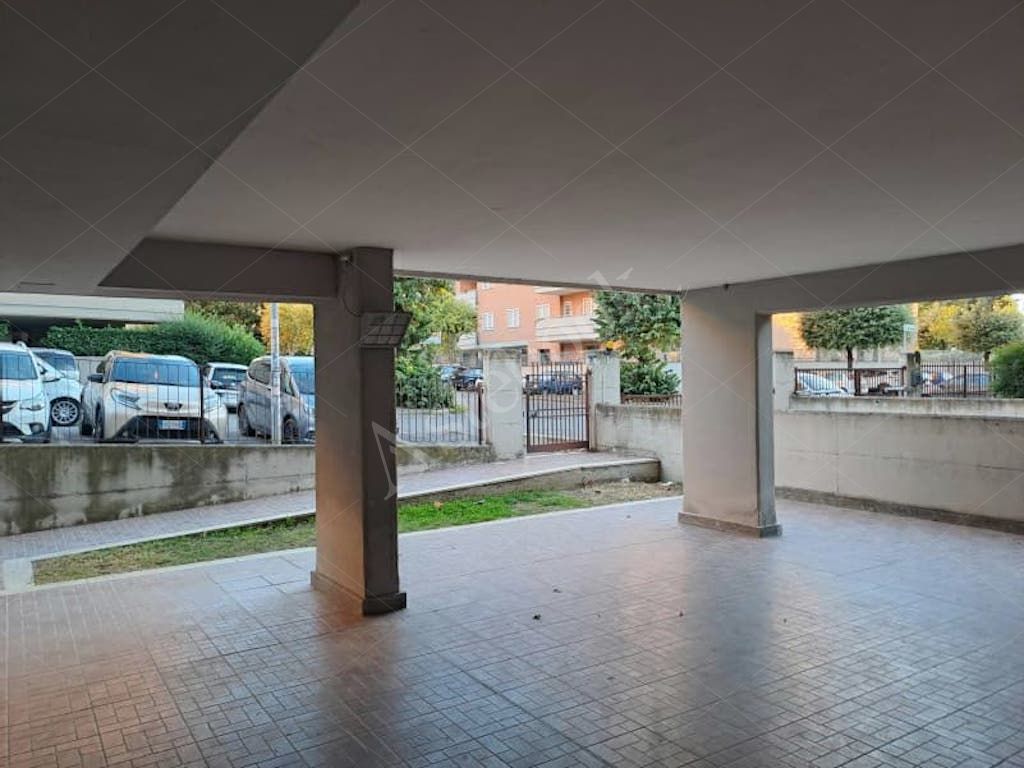 Appartamento di 78 mq al secondo piano con box e posto auto in Roma