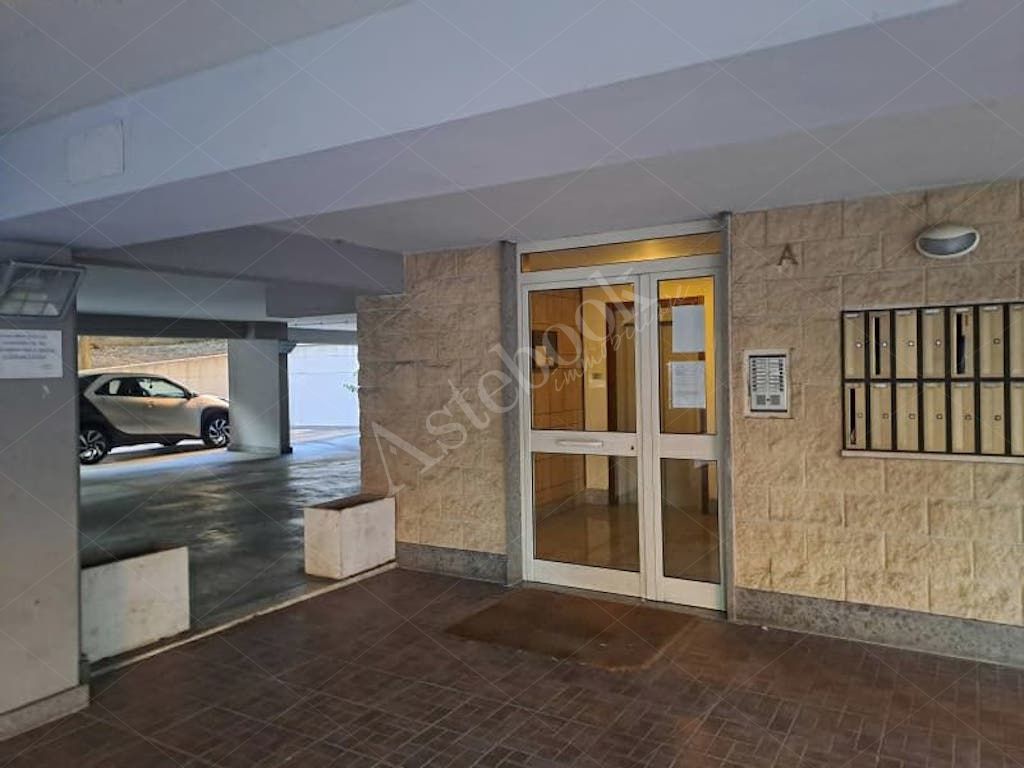 Appartamento di 78 mq al secondo piano con box e posto auto in Roma