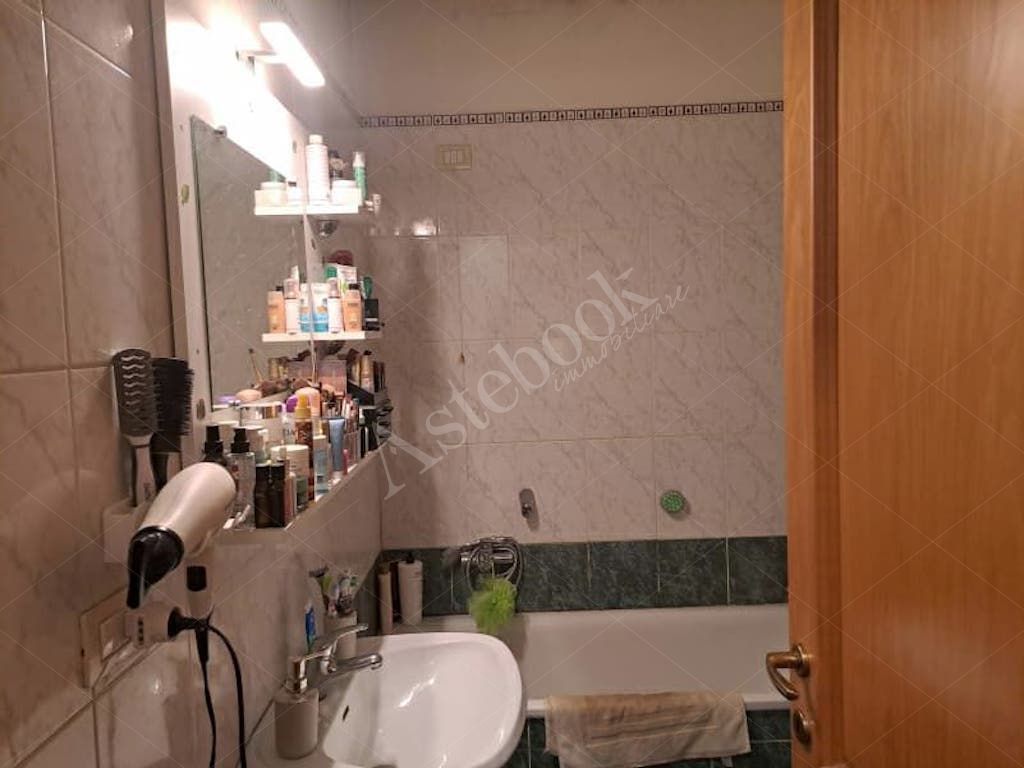 Appartamento di 78 mq al secondo piano con box e posto auto in Roma