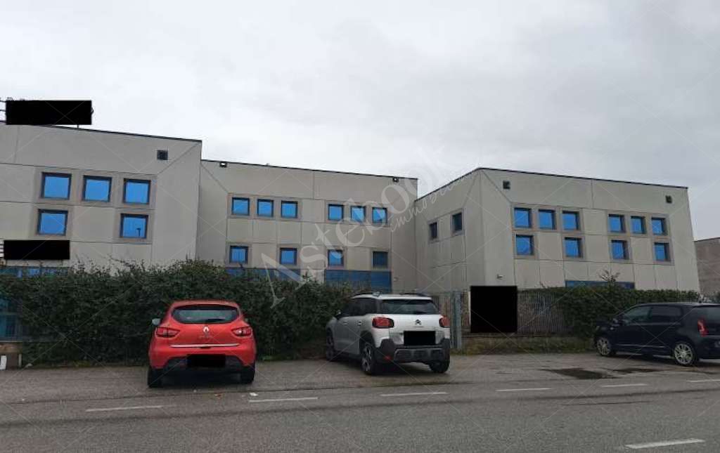 Capannone industriale con laboratori, uffici e ampia area esterna in Ferrara