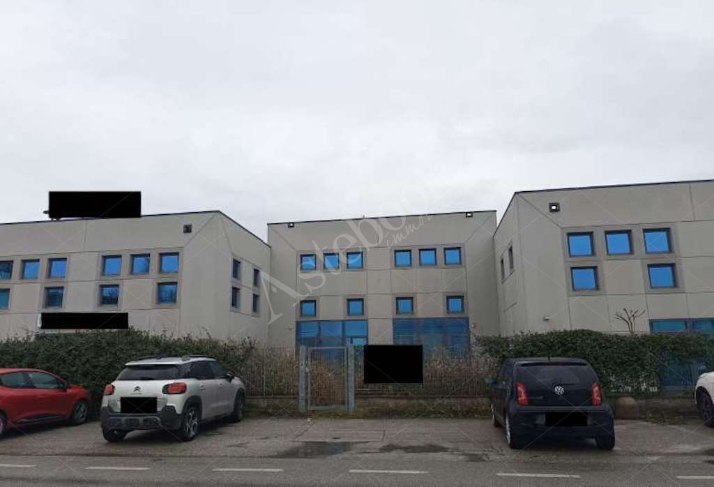 Capannone industriale con laboratori, uffici e ampia area esterna in Ferrara