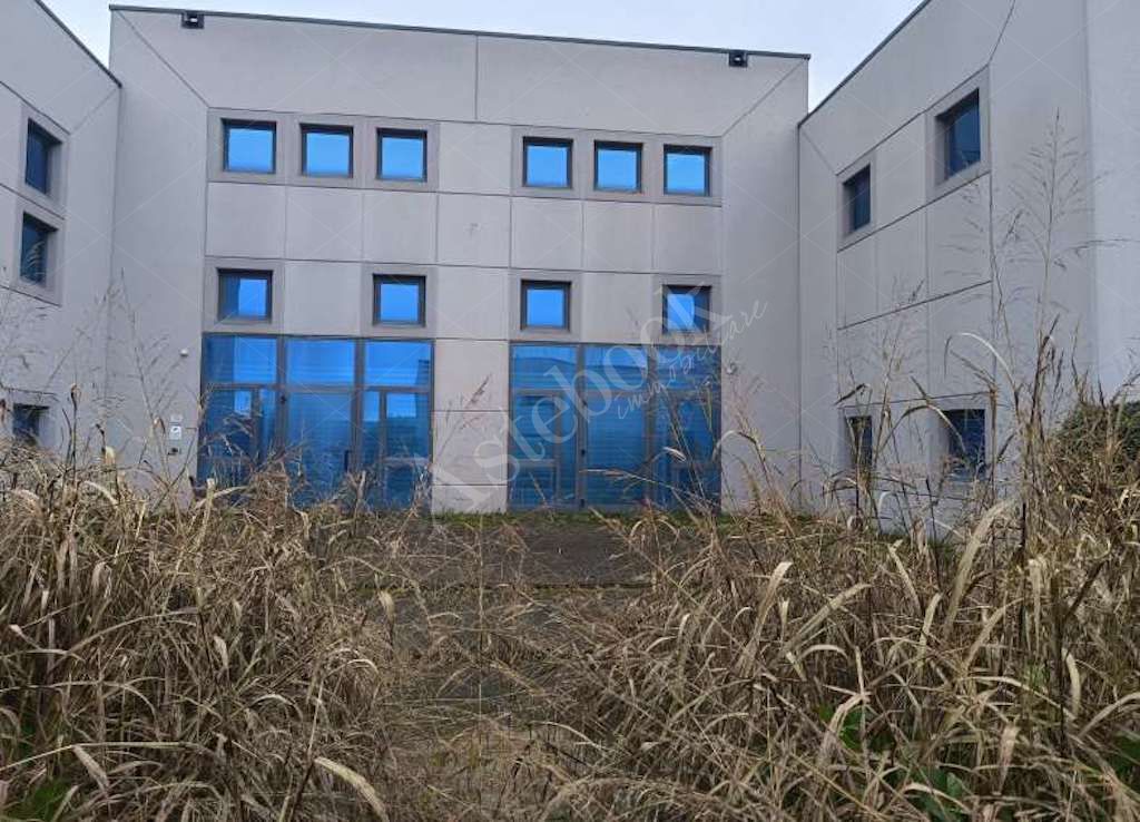 Capannone industriale con laboratori, uffici e ampia area esterna in Ferrara