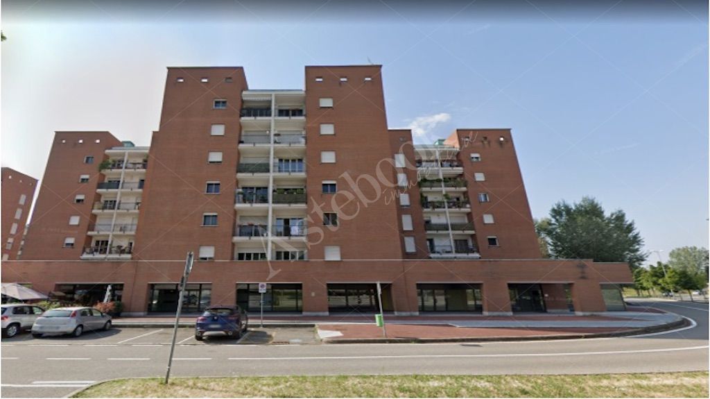 Compendio immobiliare composto da due unit� a destinazione commerciale e due box in Vimodrone