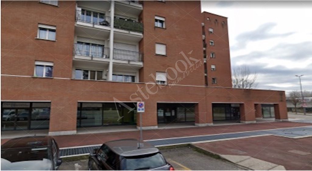 Compendio immobiliare composto da due unit� a destinazione commerciale e due box in Vimodrone
